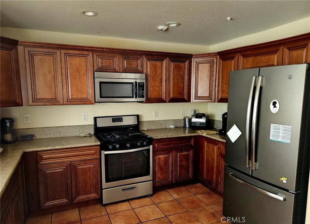 7845 Oak Court Highland, CA 92346