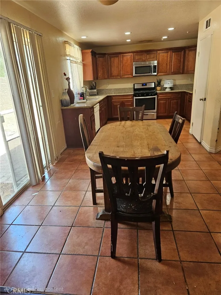 7845 Oak Court Highland, CA 92346