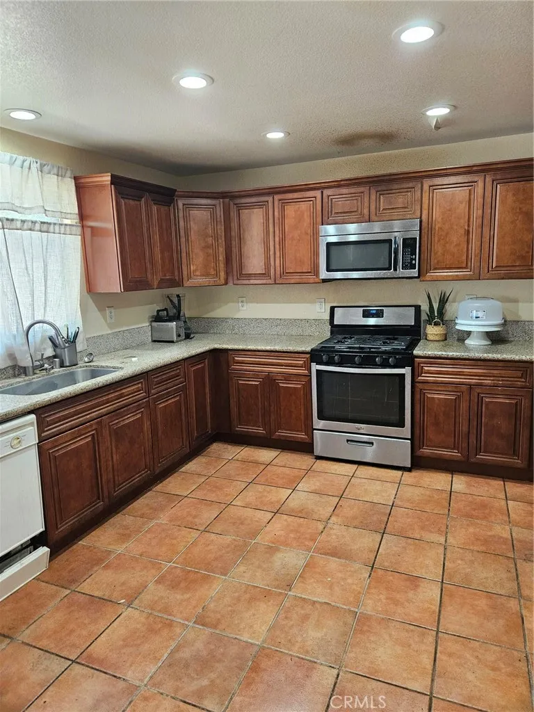 7845 Oak Court Highland, CA 92346