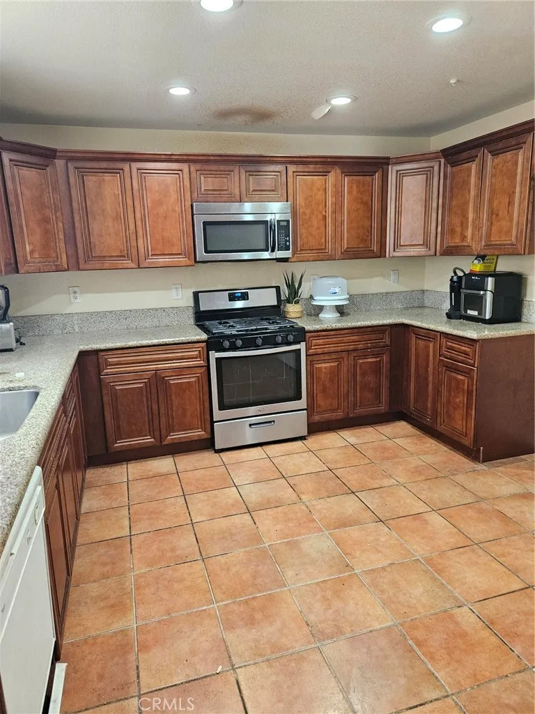 7845 Oak Court Highland, CA 92346