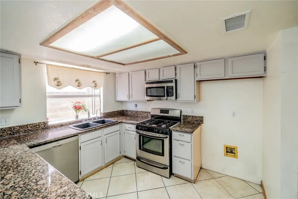 27495 Silverberry Highland, CA 92346