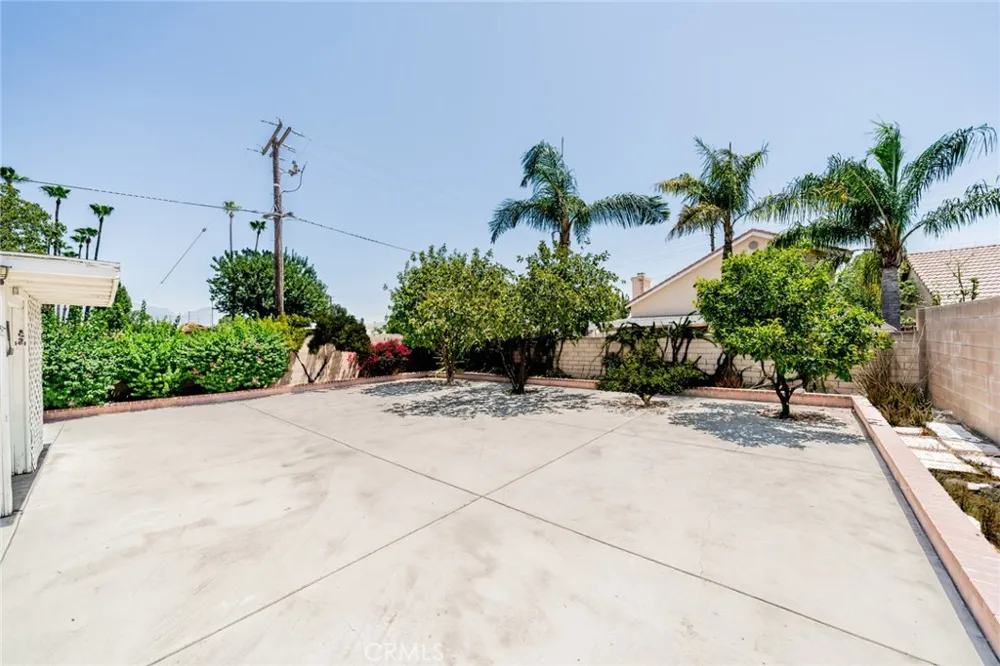 27495 Silverberry Highland, CA 92346