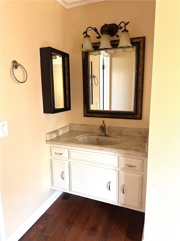 10744 Andy Cerritos, CA 90703