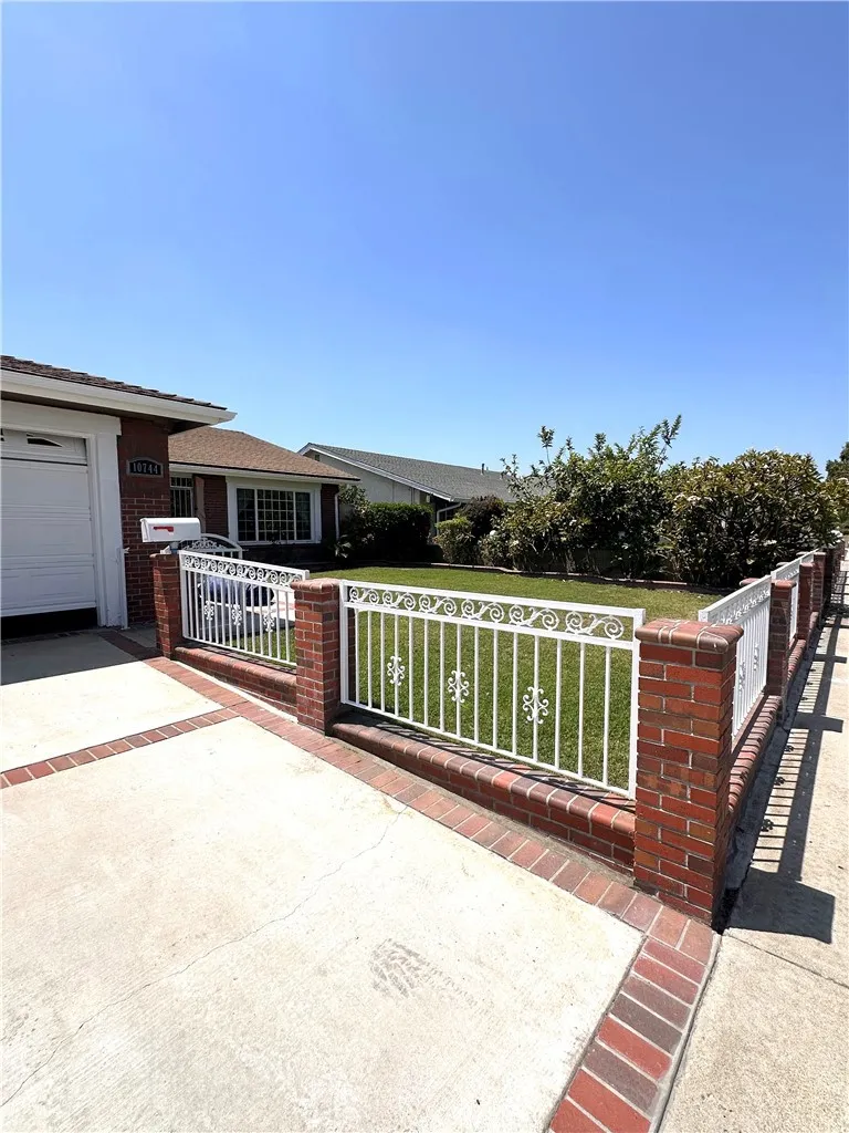 10744 Andy Cerritos, CA 90703