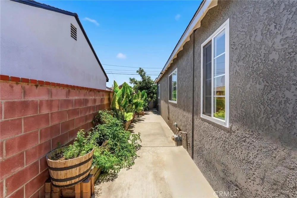 2526 E 220th Carson, CA 90810