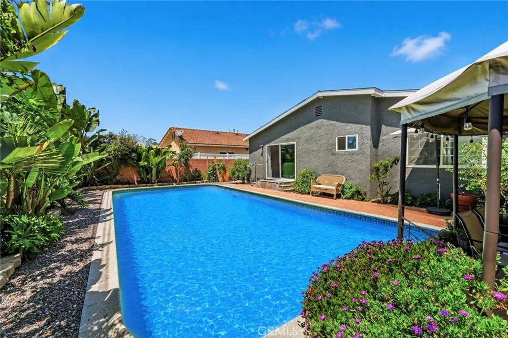 2526 E 220th Carson, CA 90810
