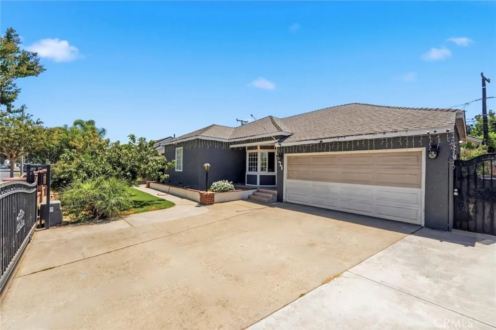 2526 E 220th Carson, CA 90810