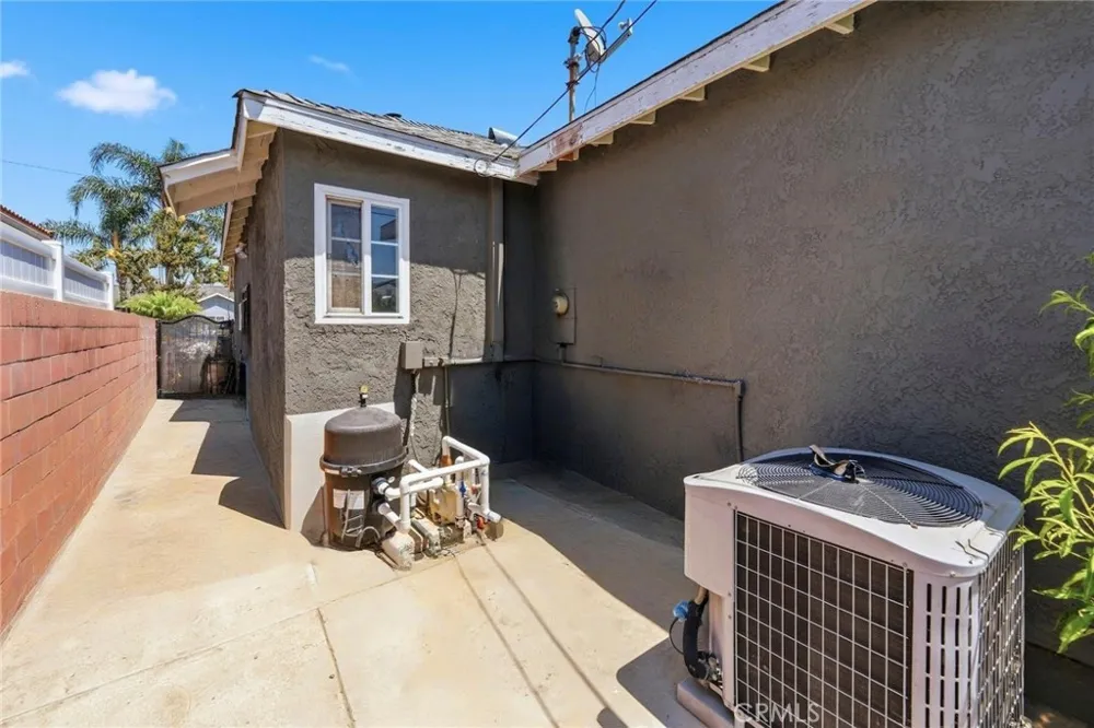 2526 E 220th Carson, CA 90810