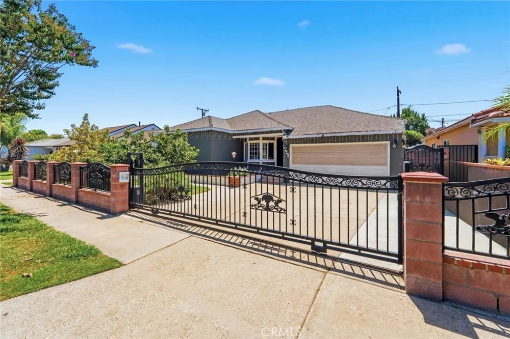 2526 E 220th Carson, CA 90810