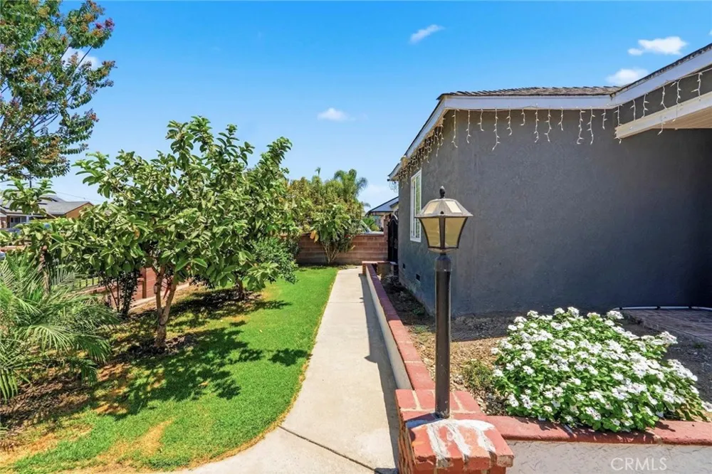 2526 E 220th Carson, CA 90810