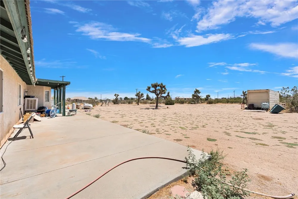 10439 Mesa Oak Hills, CA 92344