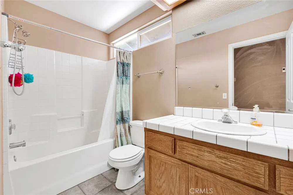 10439 Mesa Oak Hills, CA 92344