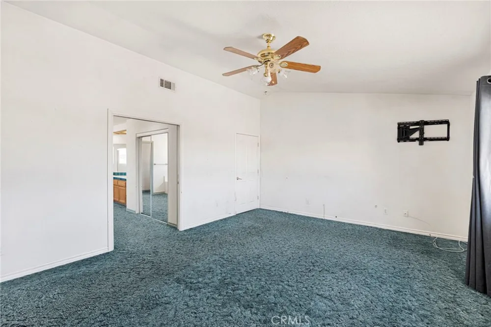 10439 Mesa Oak Hills, CA 92344
