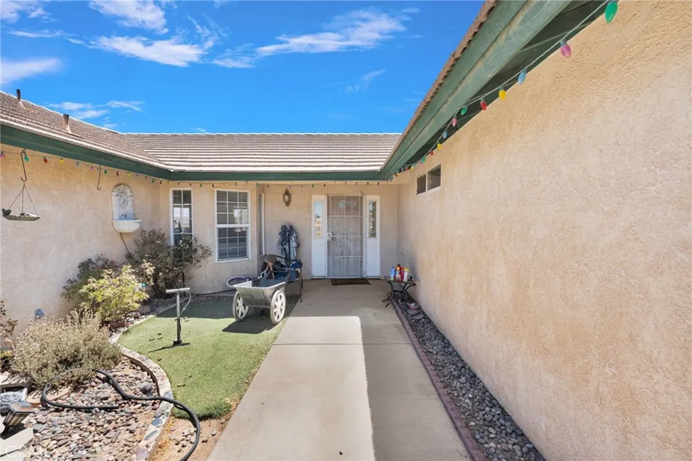 10439 Mesa Oak Hills, CA 92344