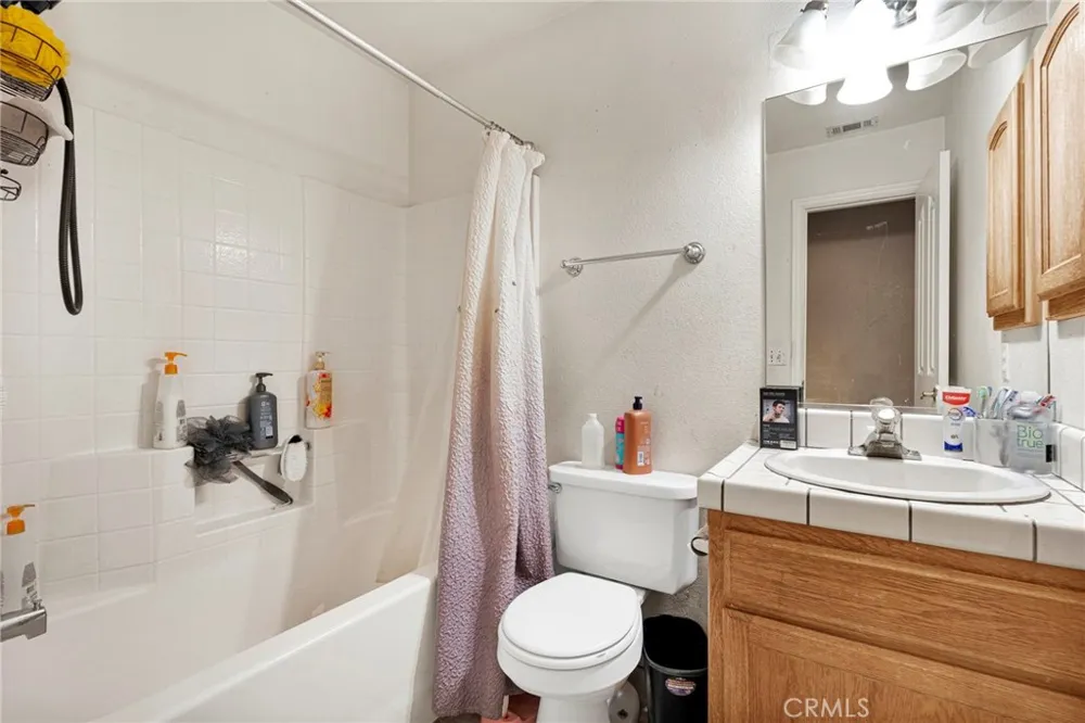 10439 Mesa Oak Hills, CA 92344