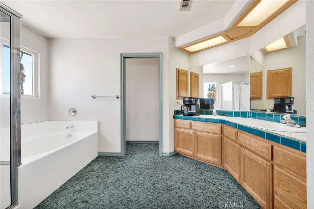 10439 Mesa Oak Hills, CA 92344