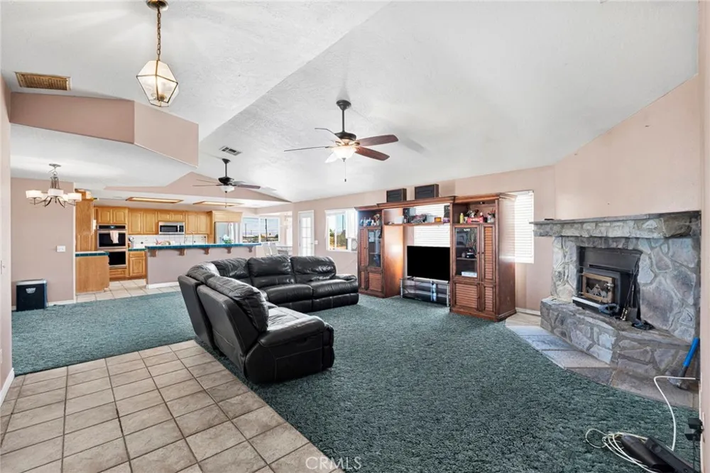 10439 Mesa Oak Hills, CA 92344