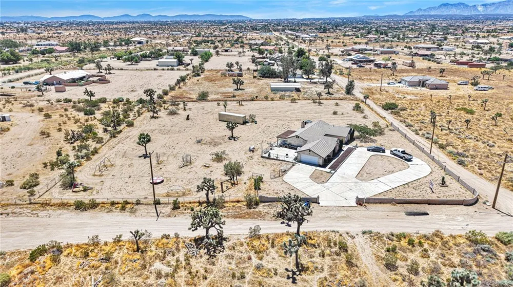 10439 Mesa Oak Hills, CA 92344