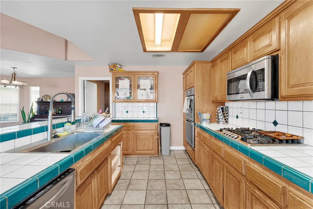 10439 Mesa Oak Hills, CA 92344