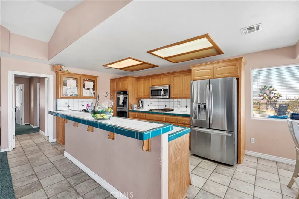 10439 Mesa Oak Hills, CA 92344