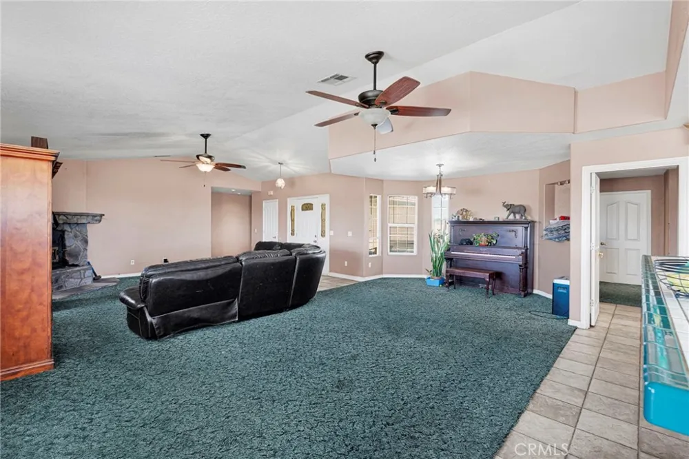10439 Mesa Oak Hills, CA 92344