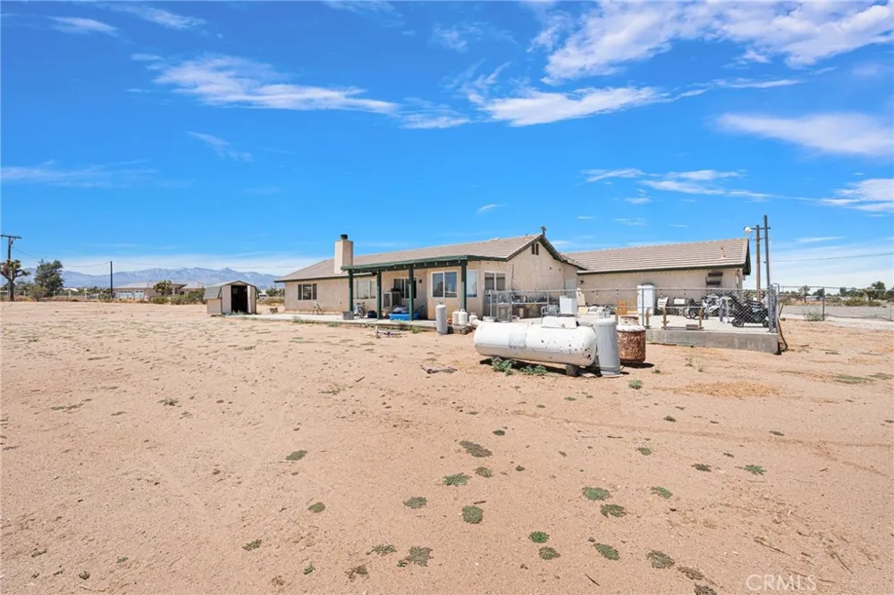 10439 Mesa Oak Hills, CA 92344