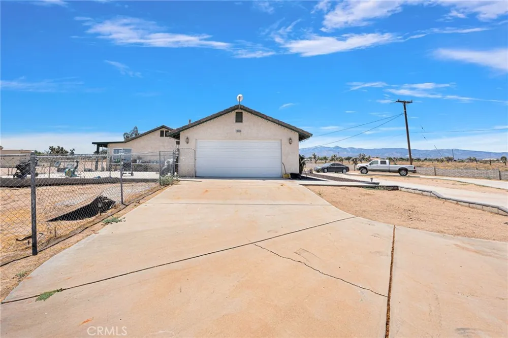10439 Mesa Oak Hills, CA 92344
