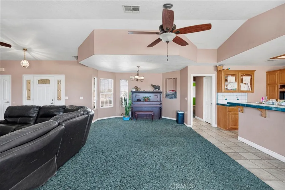 10439 Mesa Oak Hills, CA 92344