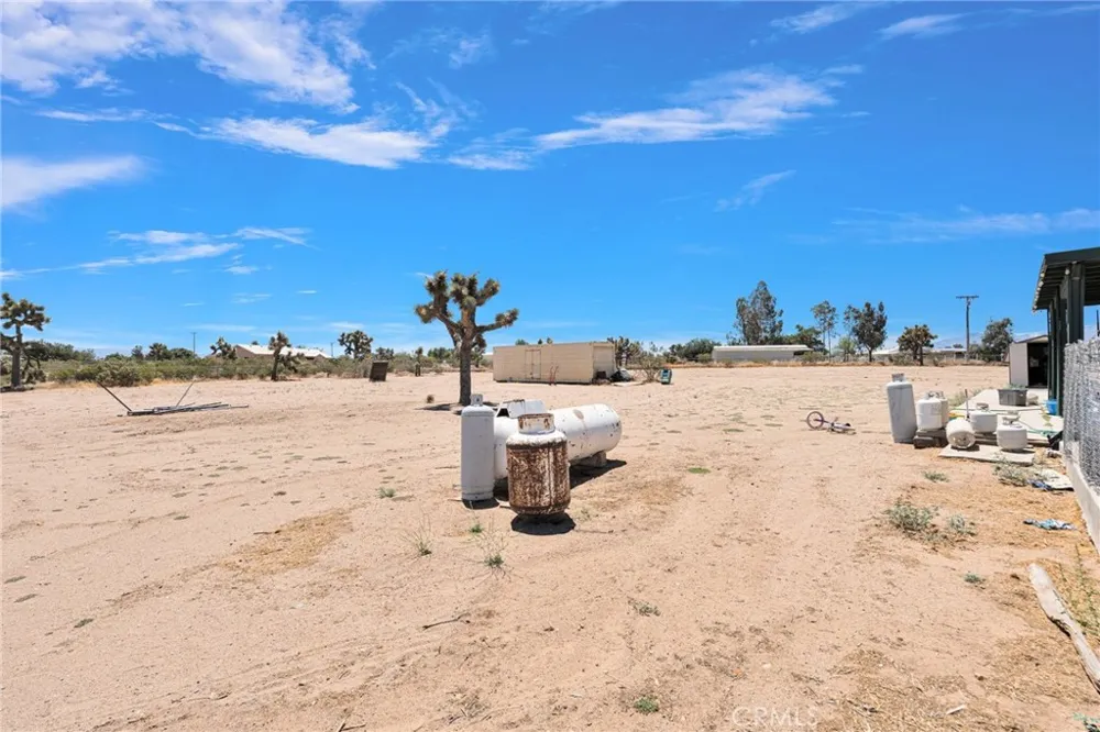 10439 Mesa Oak Hills, CA 92344