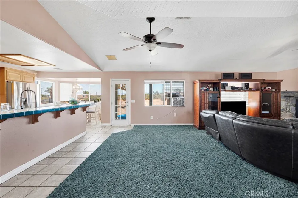 10439 Mesa Oak Hills, CA 92344