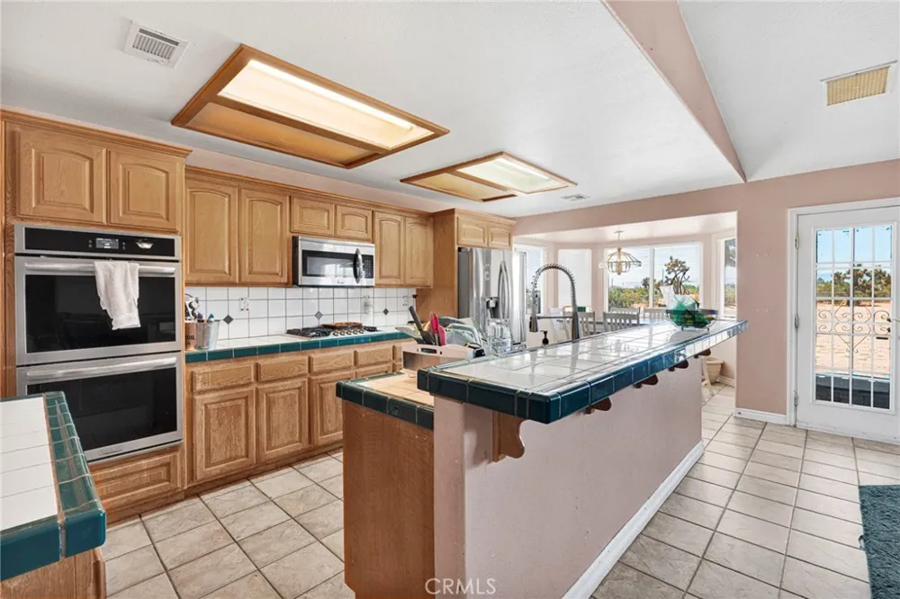 10439 Mesa Oak Hills, CA 92344