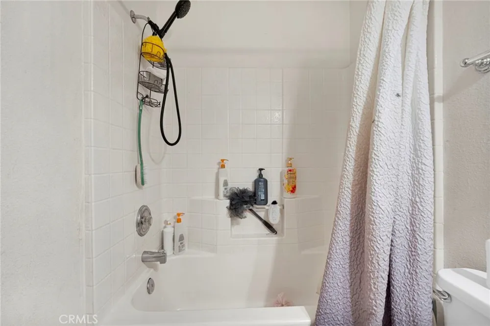 10439 Mesa Oak Hills, CA 92344