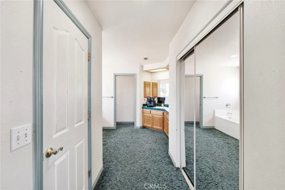 10439 Mesa Oak Hills, CA 92344