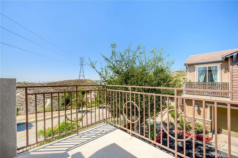 16739 Nicklaus Drive #25 Sylmar, CA 91342