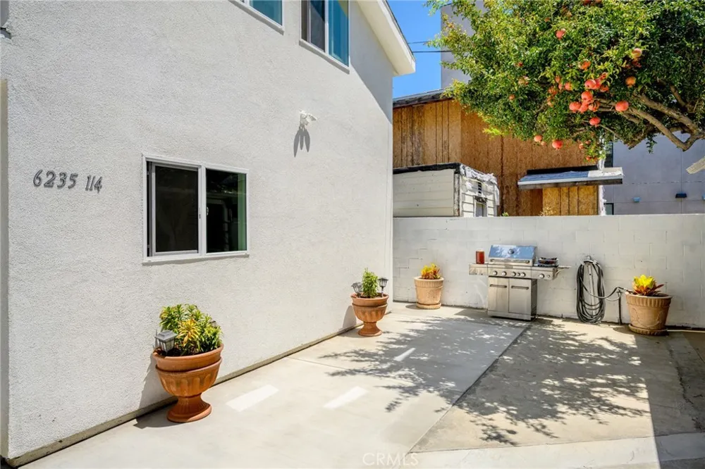 6235 Banner Avenue #1/4 Los Angeles, CA 90038