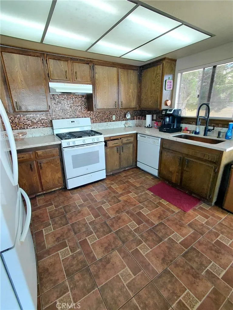 27564 Lakeview Helendale, CA 92342
