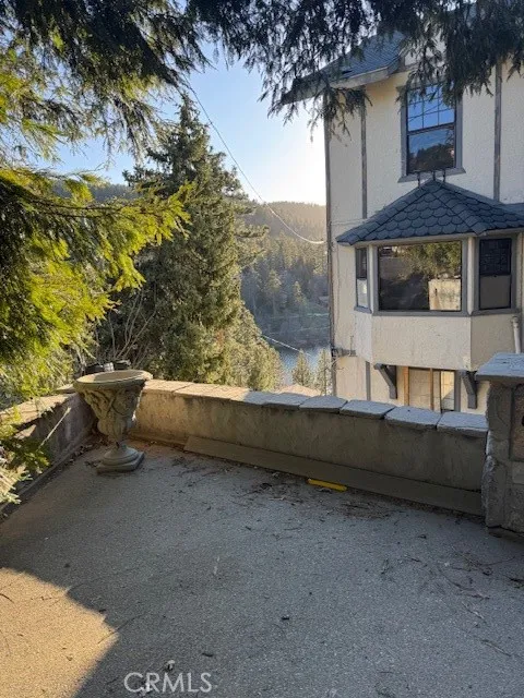 652 Arbula Crestline, CA 92325