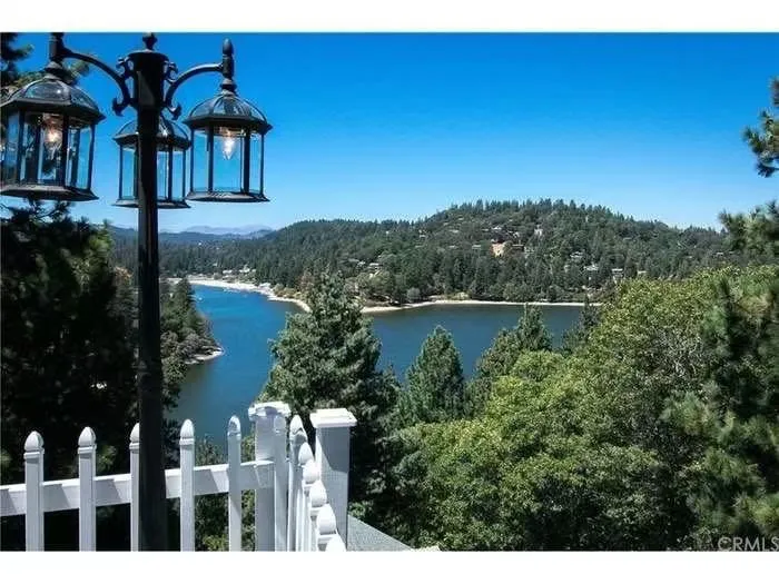 652 Arbula Crestline, CA 92325