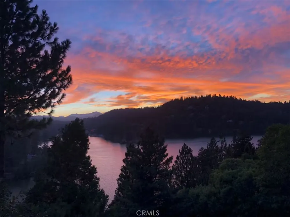 652 Arbula Crestline, CA 92325