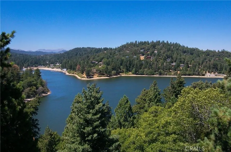 652 Arbula Crestline, CA 92325