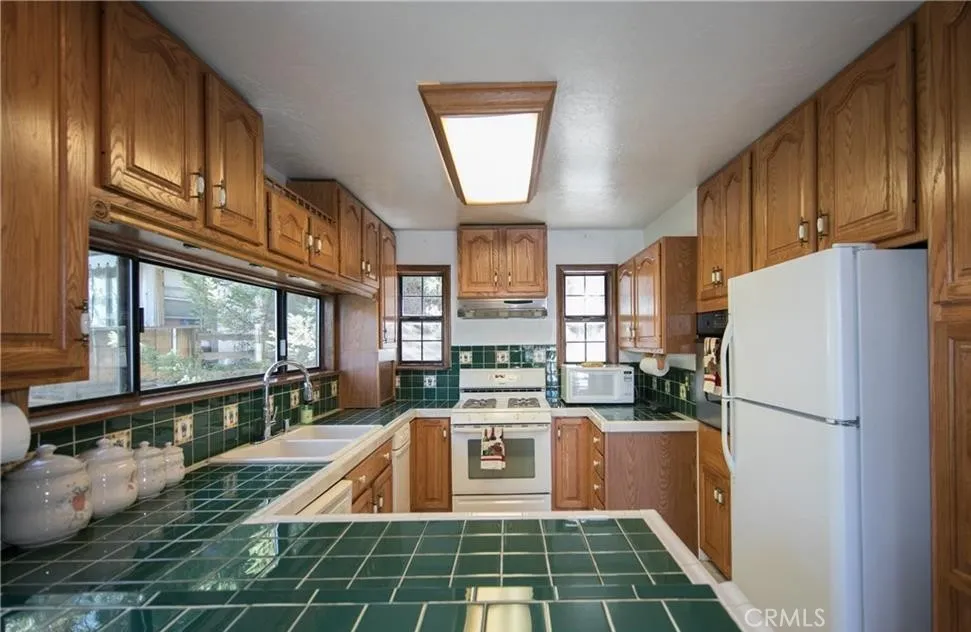 652 Arbula Crestline, CA 92325