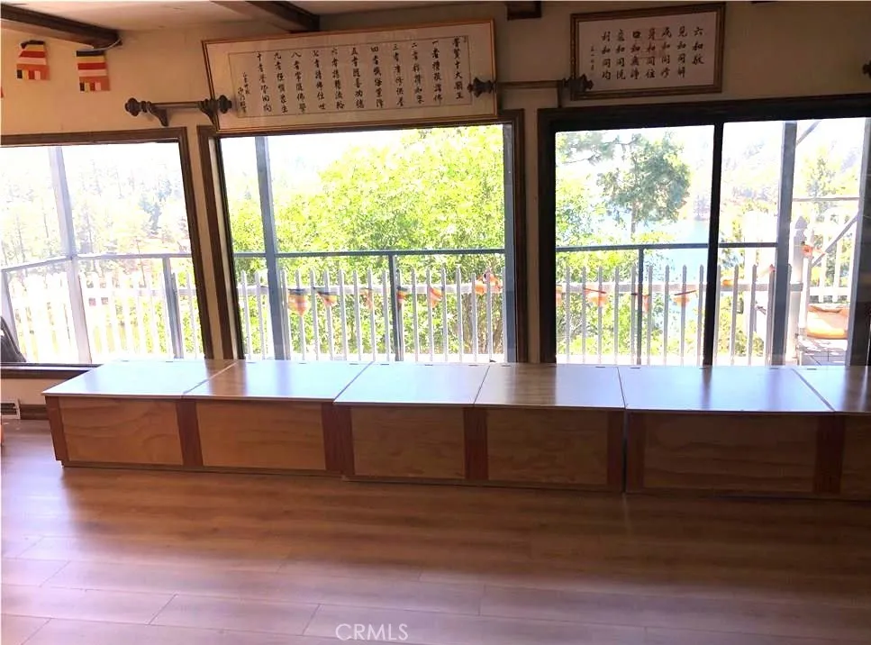 652 Arbula Crestline, CA 92325