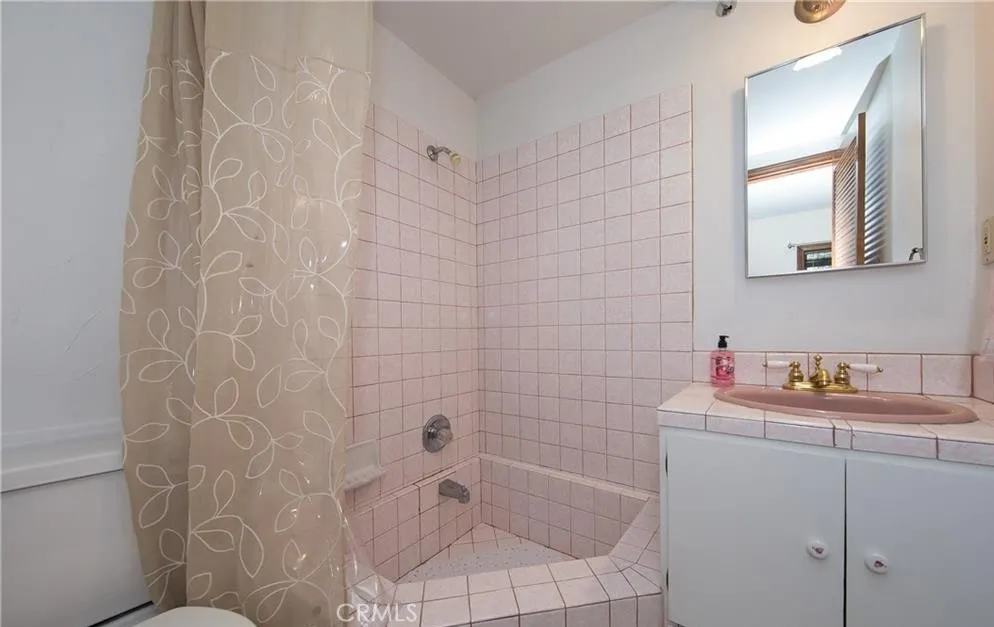 652 Arbula Crestline, CA 92325