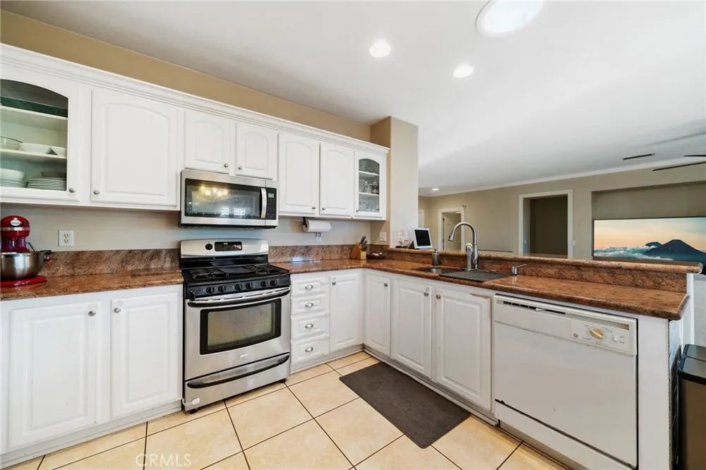 17886 Robusta Riverside, CA 92503