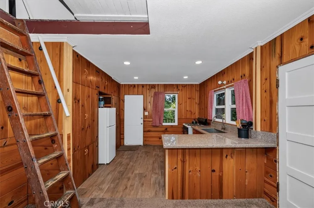 22421 Pine Cedarpines Park, CA 92322