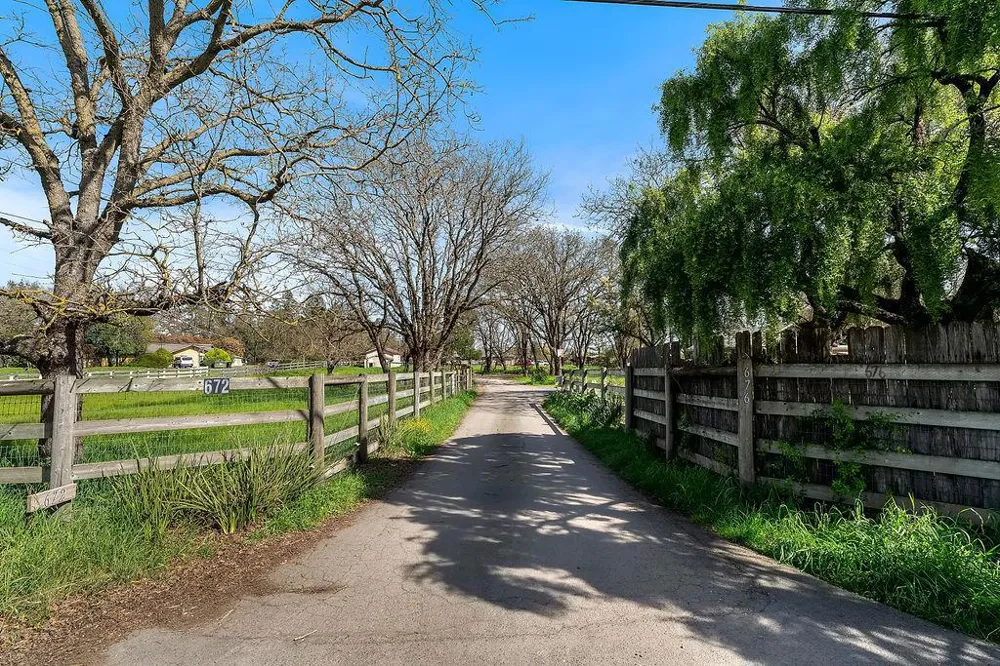 672 Irwin Lane Santa Rosa, CA 95401