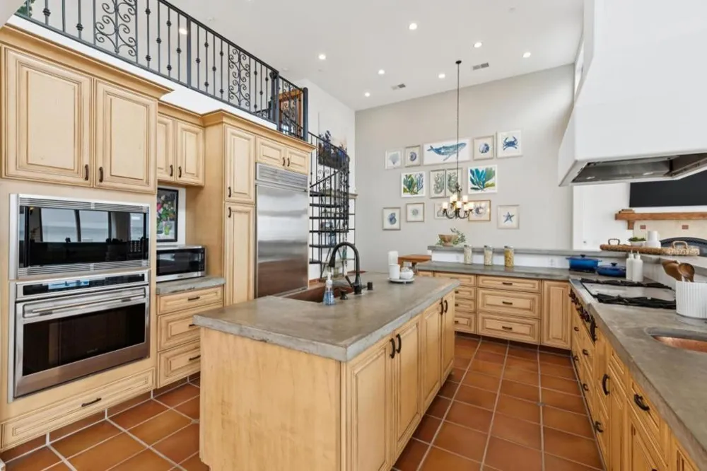 1669 Beach Boulevard Pacifica, CA 94044