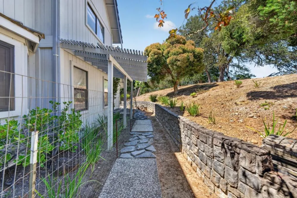 13204 Wright Way Los Altos Hills, CA 94022