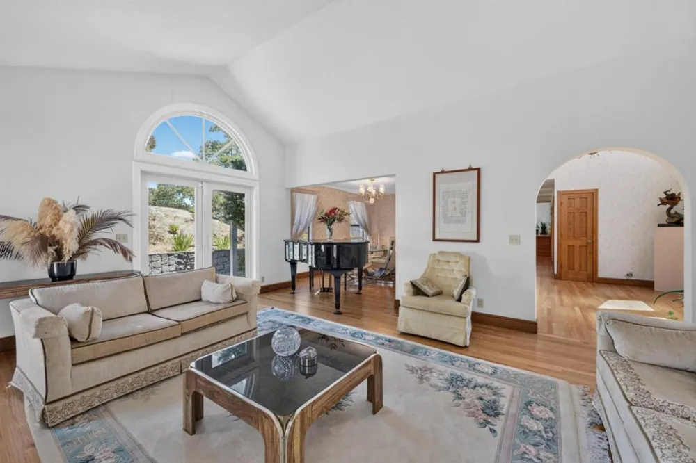 13204 Wright Way Los Altos Hills, CA 94022