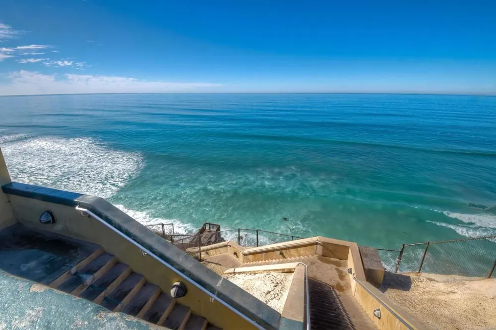 348 La Mesa Avenue Encinitas, CA 92024